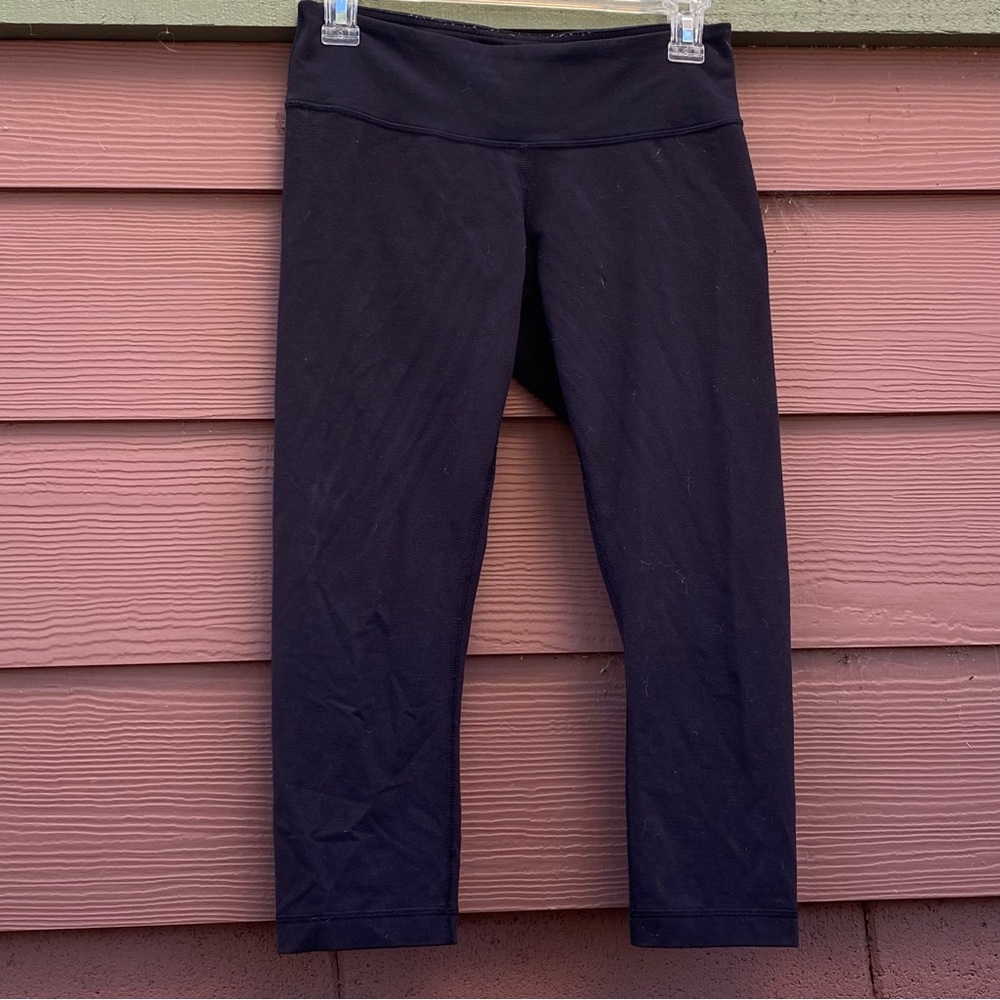 Lululemon Athletica Black Cropped Mid Low Waisted Capri Leggings - Size 6